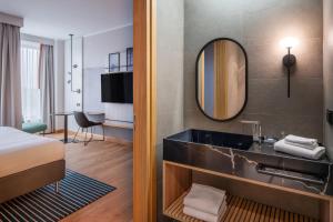 索波特索波特万豪度假酒店及Spa的酒店客房设有带水槽的浴室