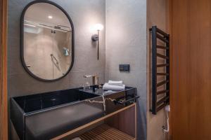 索波特索波特万豪度假酒店及Spa的浴室设有黑色水槽和镜子