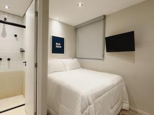 圣保罗Apê Metrô Paulista的一间小卧室,配有一张床和一台平面电视