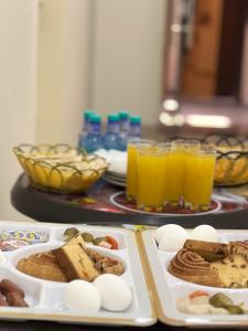 瓦迪穆萨Petra Heaven Boutique的餐桌,带食物盘和橙汁杯
