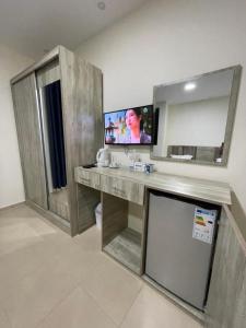 瓦迪穆萨Petra Heaven Boutique的一间带台面和电视机的浴室