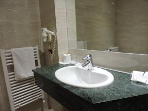 巴利亚多利德伊尔诺加尔酒店的一间带水槽和镜子的浴室