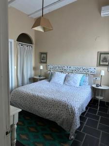 科尔多瓦La Casita de Teresa的一间卧室配有一张床和两张带台灯的桌子。