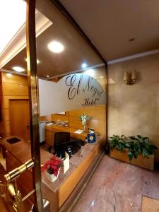 巴利亚多利德伊尔诺加尔酒店的墙上有一张桌子和一个标志的办公室