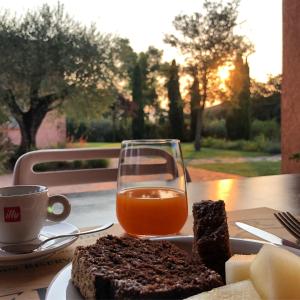 拉蒂纳Casale Appia的一盘面包和一杯橙汁