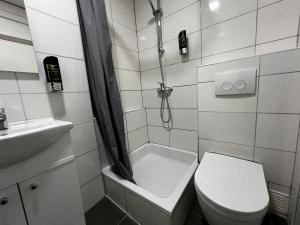 阿姆斯特丹特里亚农经济酒店的带淋浴、卫生间和盥洗盆的浴室