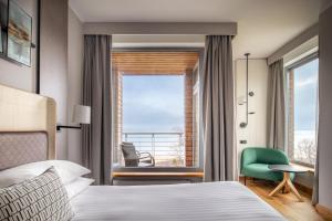索波特索波特万豪度假酒店及Spa的酒店客房设有一张床和一个大窗户