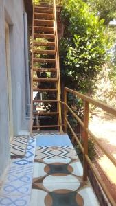 甘帕普拉Sai Laxmi Guest House的楼梯,带瓷砖地板和楼梯间