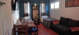 科尔多瓦Cerro de las Rosas的带沙发、床和桌子的客厅