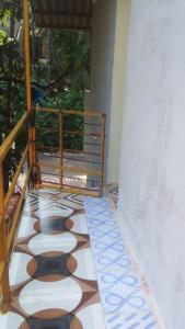 甘帕普拉Sai Laxmi Guest House的客房设有楼梯和瓷砖地板。