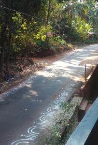 甘帕普拉Sai Laxmi Guest House的一条在道路中间有曲线道路的道路