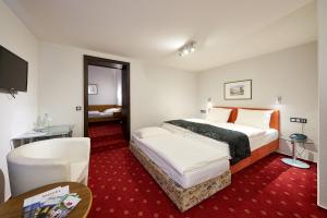 贝尔恩卡斯特尔-库斯祖尔帕斯特酒店的酒店客房配有一张床铺和一张桌子。