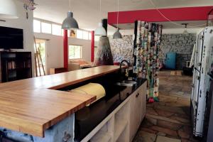 拉弗洛雷斯塔Hermosa, arbolada y amplia的厨房配有木制台面和水槽