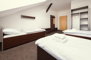 克赛拉迪Ubytování Ostende - penzion的一间设有两张带白色床单的床的房间