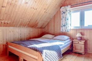 卡尔维亚Domki Morena - Rodzinne Domki Blisko Plaży的小木屋内一间卧室,配有一张床