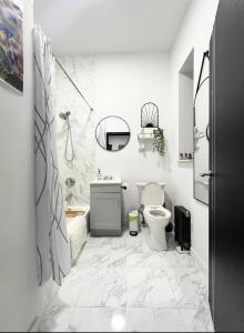 纽约Studio in Union Square的白色的浴室设有卫生间和水槽。