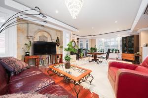 温哥华Oakridge Luxury Homestay的客厅配有沙发和桌子