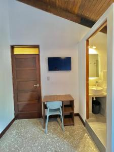 危地马拉Hotel Citadin Z10的客房设有木桌、椅子和水槽。