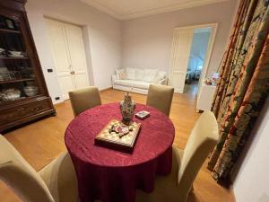 热那亚Alteur Stays的一间用餐室,配有红色的桌子和椅子