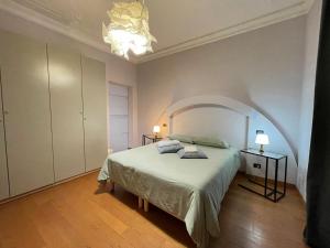 热那亚Alteur Stays的一间卧室设有一张床和拱形天花板