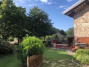 AttimisCasa Borc di Nelle的一个带木栅栏和野餐桌的花园