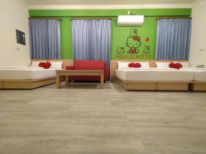 马公澎湖乐悠悠民宿的一间带两张床和一张沙发的客厅
