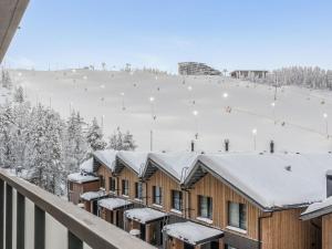 锡尔卡Holiday Home Villa jääpolte by Interhome的滑雪场屋顶上积雪的建筑物