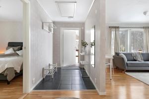 博登Guestly Homes - 1BR Cozy Apartment的一间卧室设有通往一张床的楼梯和一间客厅