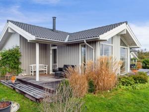 JægersprisHoliday Home Elja - 400m to the inlet in Sealand by Interhome的庭院中带木甲板的小房子