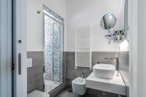 索伦托Conny's House的浴室配有白色水槽和淋浴。
