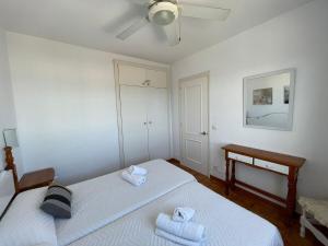 阿雷纳尔登卡斯特尔Apartamento 204 Castell Sol CB的一间卧室配有两张带毛巾的床