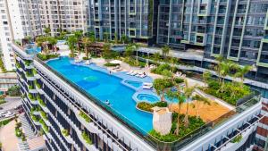 胡志明市LUMIÈRE RESIDENT LUXURY SUITE的公寓大楼的泳池景空中景致