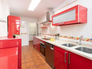 林孔-德拉维多利亚Apartment El apartamento de Noa by Interhome的一间带红色橱柜和水槽的厨房