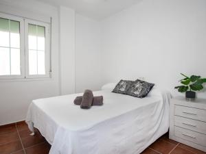 林孔-德拉维多利亚Apartment El apartamento de Noa by Interhome的白色卧室,配有带毛巾的床