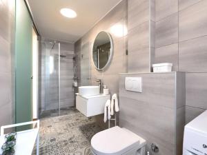 法扎纳Studio Zanet by Interhome的一间带卫生间、水槽和镜子的浴室