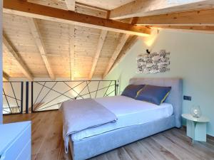 法扎纳Studio Zanet by Interhome的一间卧室设有一张床和木制天花板
