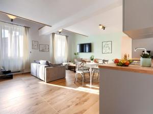 法扎纳Studio Zanet by Interhome的厨房以及带沙发和桌子的客厅。