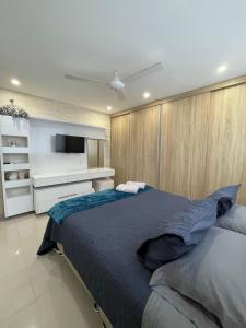 卡塔赫纳Cartagena Seaview Elegance的一间卧室配有一张大床和一台平面电视