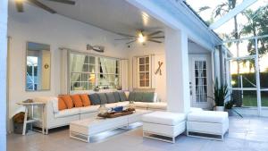 迈阿密Home in Miami的带沙发的客厅和部分窗户。