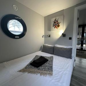哥德堡La Mare Resort的卧室配有一张大白色床和窗户