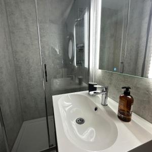 哥德堡La Mare Resort的浴室配有白色水槽和淋浴。