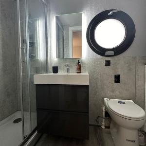 哥德堡La Mare Resort的一间带水槽、卫生间和镜子的浴室