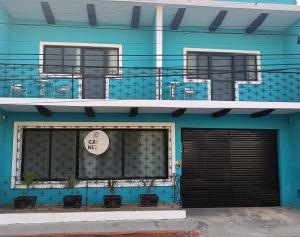 梅里达Casa Kuxul的蓝色的建筑,设有门和阳台