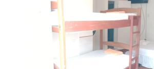 图马科HOTEL SAN MARINO TUMACO的双层床间 - 带两张双层床