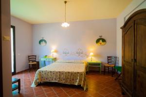尼科洛西瑞纳罗萨住宿加早餐酒店的一间卧室配有一张床和两张桌子及椅子
