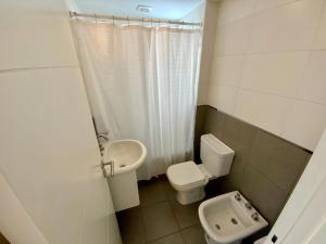 罗萨里奥9 de Julio 930 5 B的一间带卫生间和水槽的小浴室