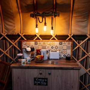 浦耳Glamping at South Lytchett Manor的圆顶帐篷内的厨房,配有带2台微波炉的台面