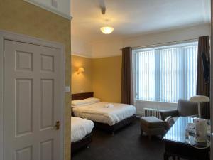 坎贝尔城阿盖尔阿姆酒店的酒店客房设有两张床和窗户。