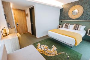坎加斯-德奥尼斯Hotel Ecos del Sella的酒店客房,配有床和老虎地毯