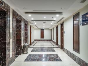 麦加Alayam Elite Hotel的建筑中带有大理石墙的走廊